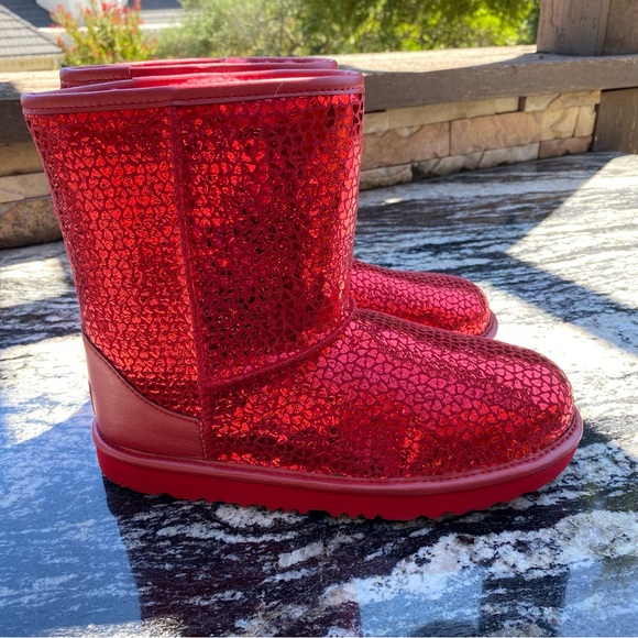 UGG Classic II Gel Hearts Boots Kids In Red Heart SZ 5 or 6 NEW - Picture 1 of 8